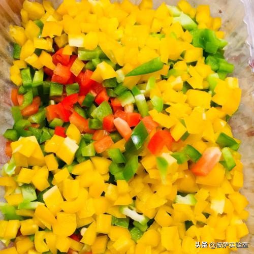 披萨撒料手法技巧演示,披萨顶料