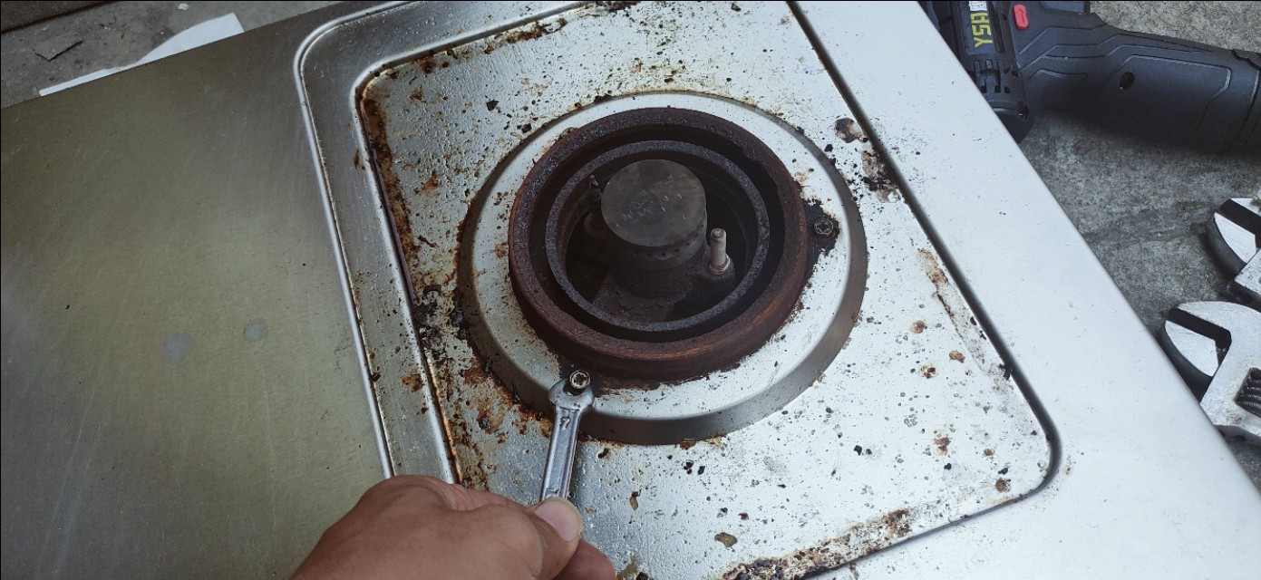 煤气灶松手就灭火怎样修理,煤气灶打着火松手就灭怎么修