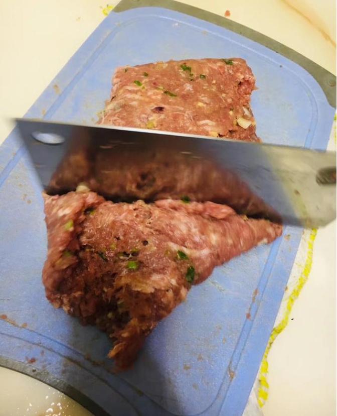 早上6点邻居剁肉吵到我了,剁饺子馅吵到楼下邻居的视频