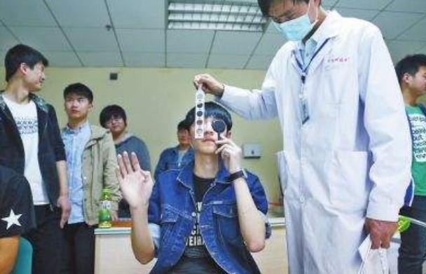 传闻高考体检要“*光脱**衣服”,是真的吗?体检有哪些注意事项?