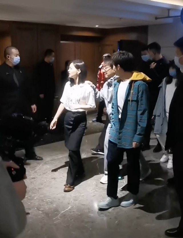 成龙宣传电影腰伤,成龙腰伤复发走路图片