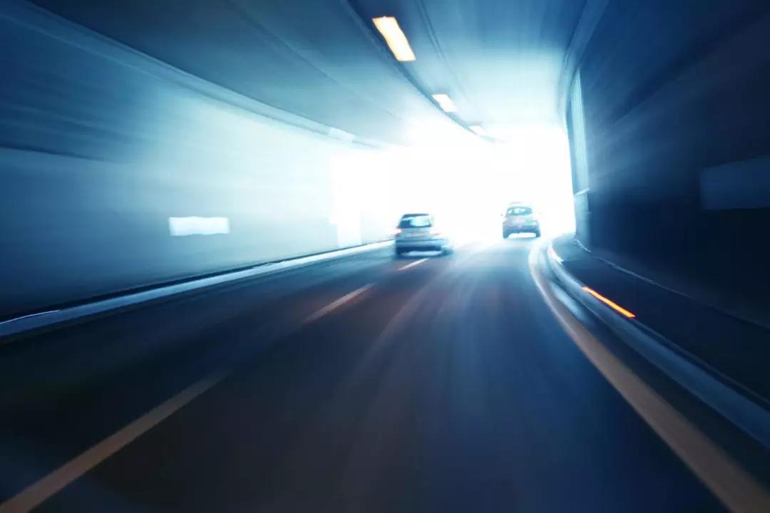 刺眼强光保证驾车安全,开车阳光刺眼怎么办戴啥眼镜好