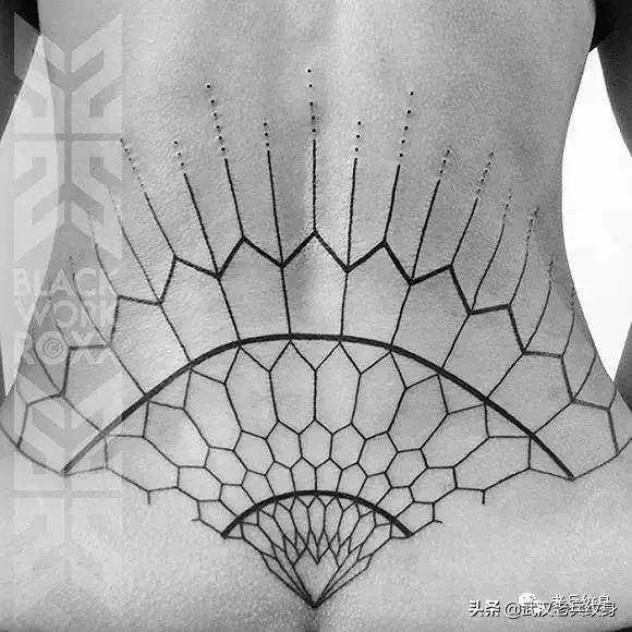 黑臂风格纹身,让人惊叹的纹身