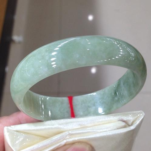 什么是豆种翡翠手镯,豆种翡翠多少钱