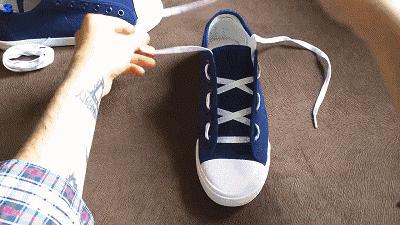 怎样让鞋子鞋带最好看,怎么样才能让鞋带系得更好看