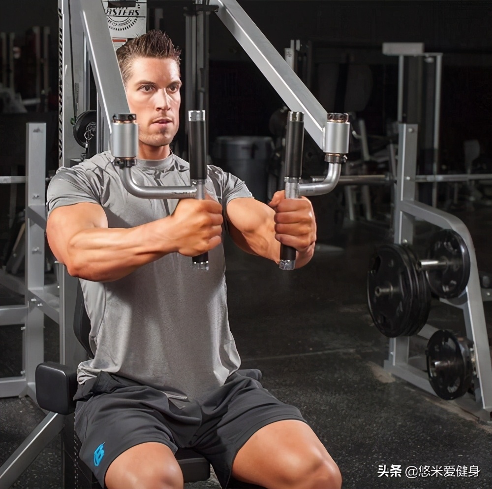 强化胸部肌肉的训练方法,训练胸肌中下部的动作