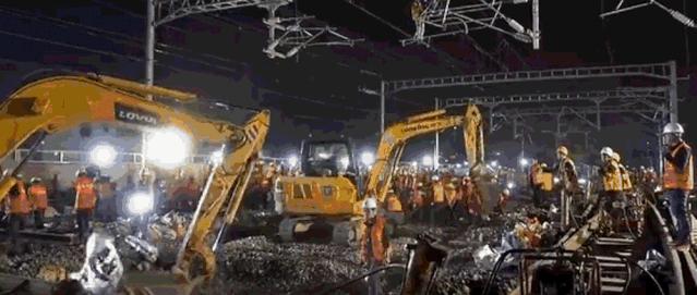 外国人震撼中国9小时建火车站,9个小时建一座火车站