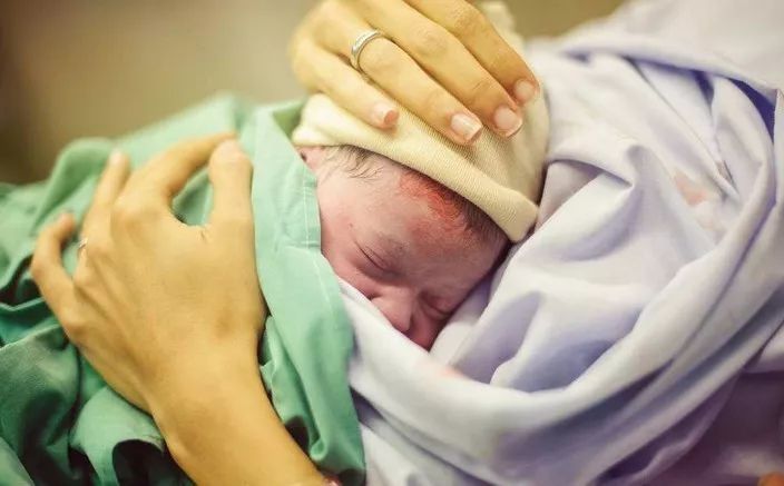 生产时遇到男医生的“一阳指”,过来产妇不愿再提,场面太尴尬