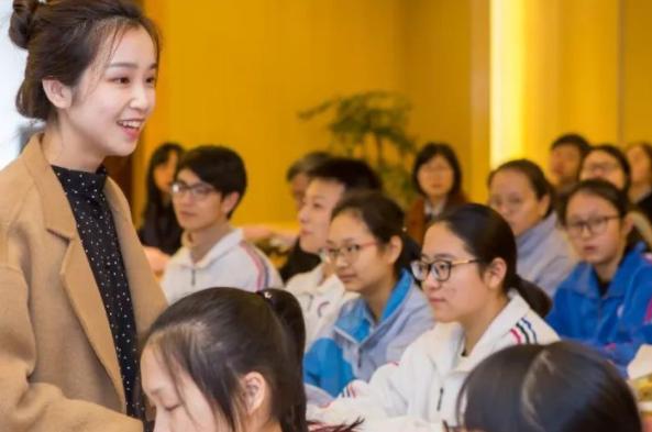 为什么大学里的英语课，多数是年轻漂亮的女老师？男老师去哪了