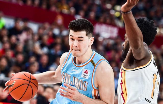 过不去了！“周琦发球”再度响彻CBA赛场，这个梗要玩到何时？