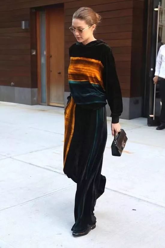 秋天穿丝绒太美太高级了 (轻薄高级的丝绒质地太讨人喜欢了)