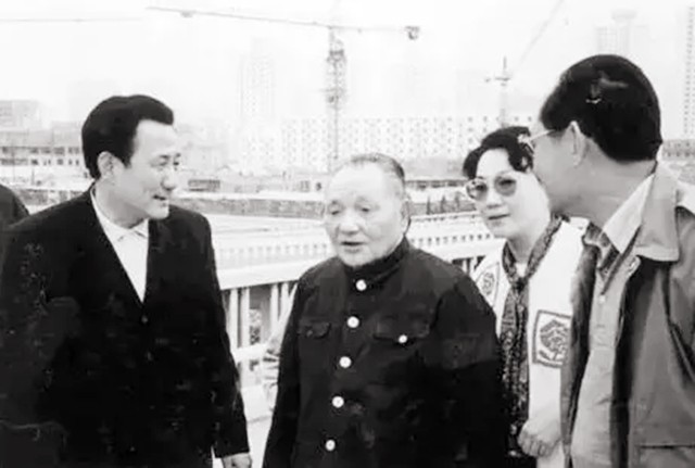 2年前“平民市长”张百发追悼会：北京市民自发赶来，送别老市长