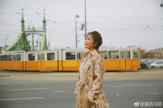 不一样的感觉？37岁马丽发微博晒近照，网友发现重点不是照片