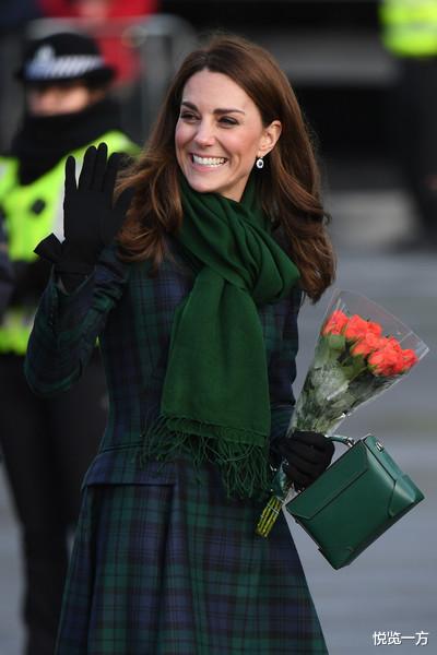 冬季围巾怎么搭配才保暖又时髦,凯特王妃系红色波点围巾