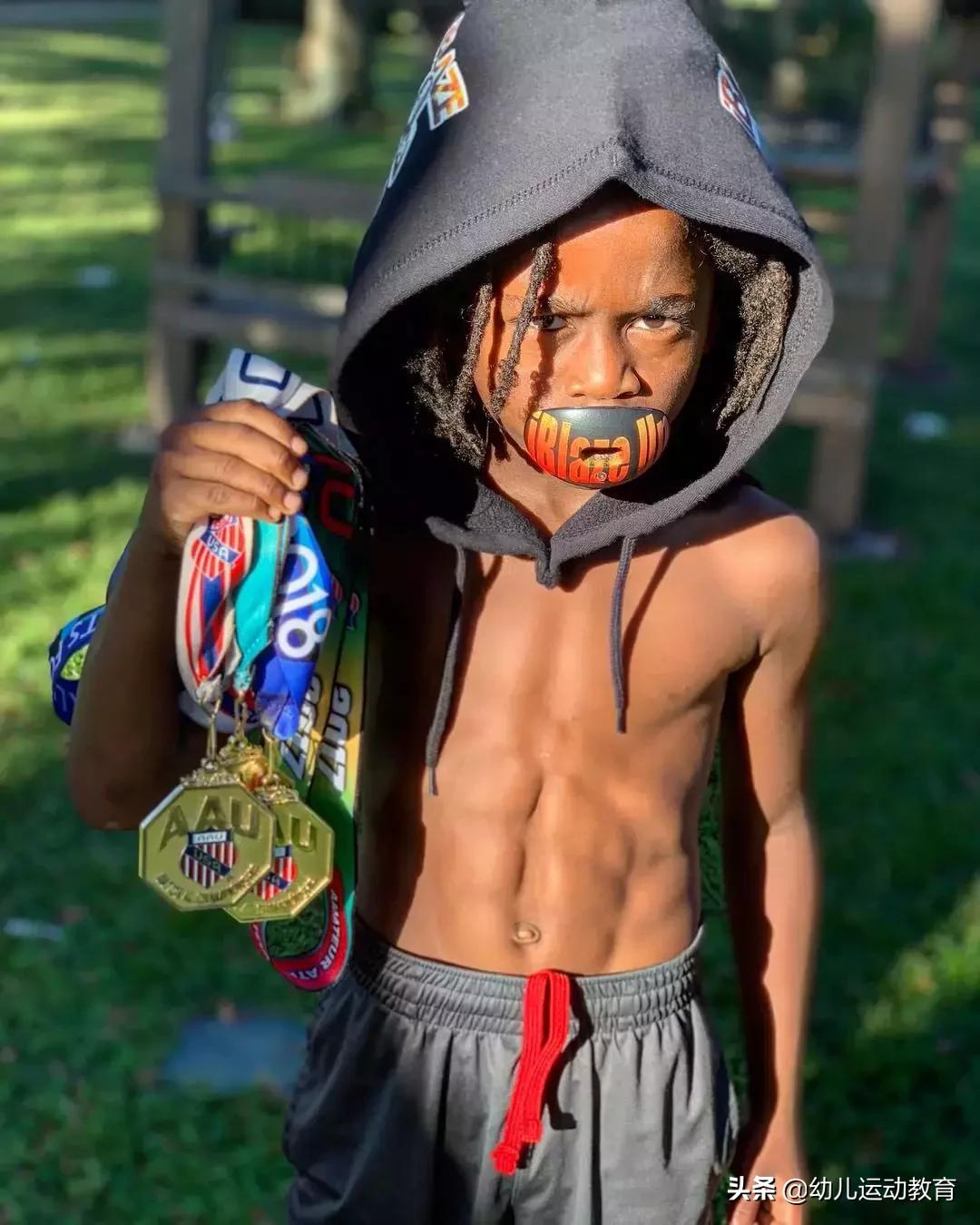 美国腹肌男小孩,8岁肌肉男孩腹肌