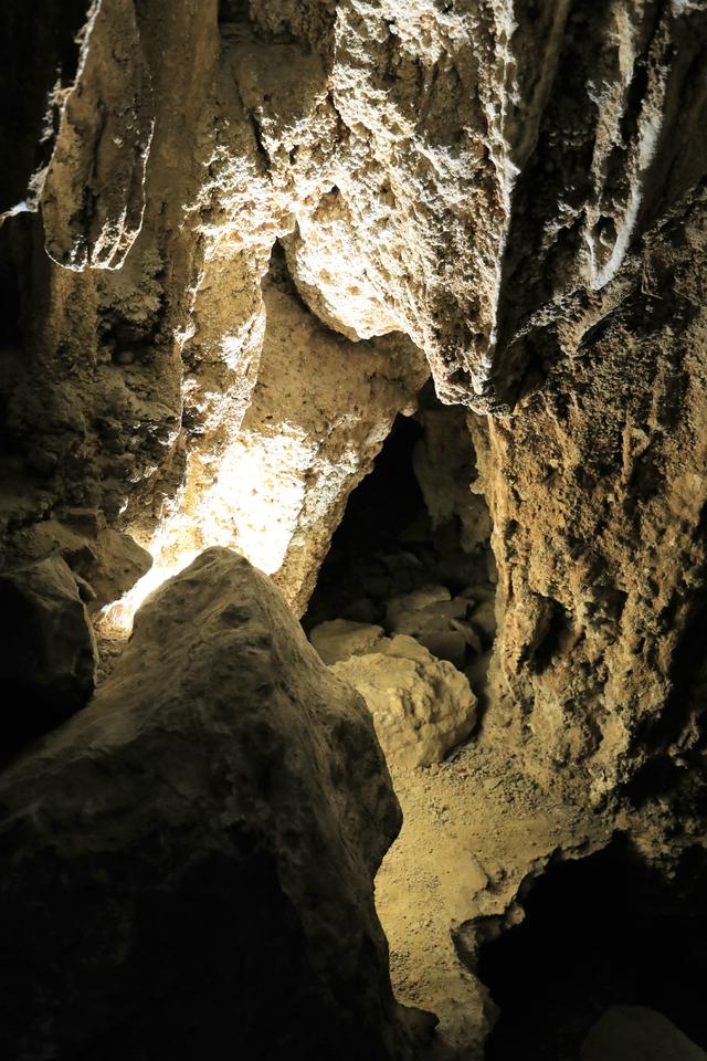 这里虽然风景如画人们生活的却很凄惨没日没夜的追着大船讨生活