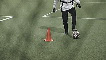 实况足球手机版花式过人技巧,五个过人小技巧