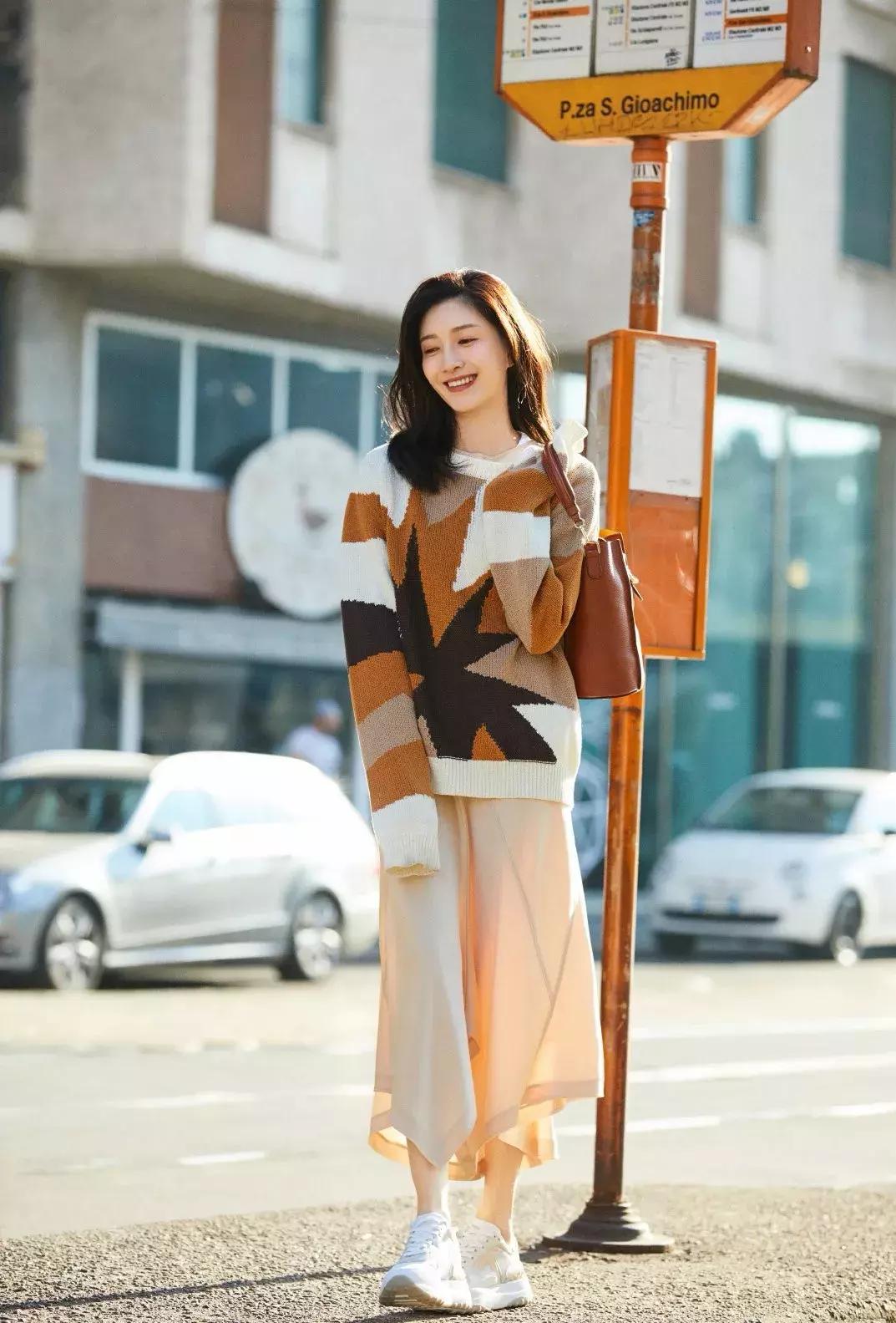 天气回暖怎么穿?裙子+运动鞋是时尚人群中热度最高的搭配法则