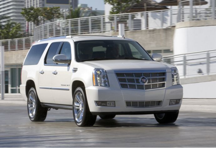 凯雷德对比路虎卫士气场,新款凯雷德的参数配置