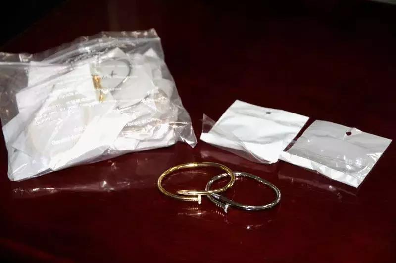 机场海关查扣入境货物,机场海关查获大量国外银行卡