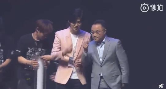 康佳总裁不玩壁咚玩比心，还请鹿晗当师傅？