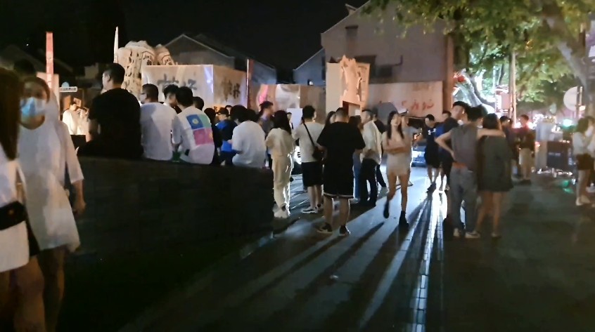 上海酒吧街淮海中路,夜游上海酒吧街