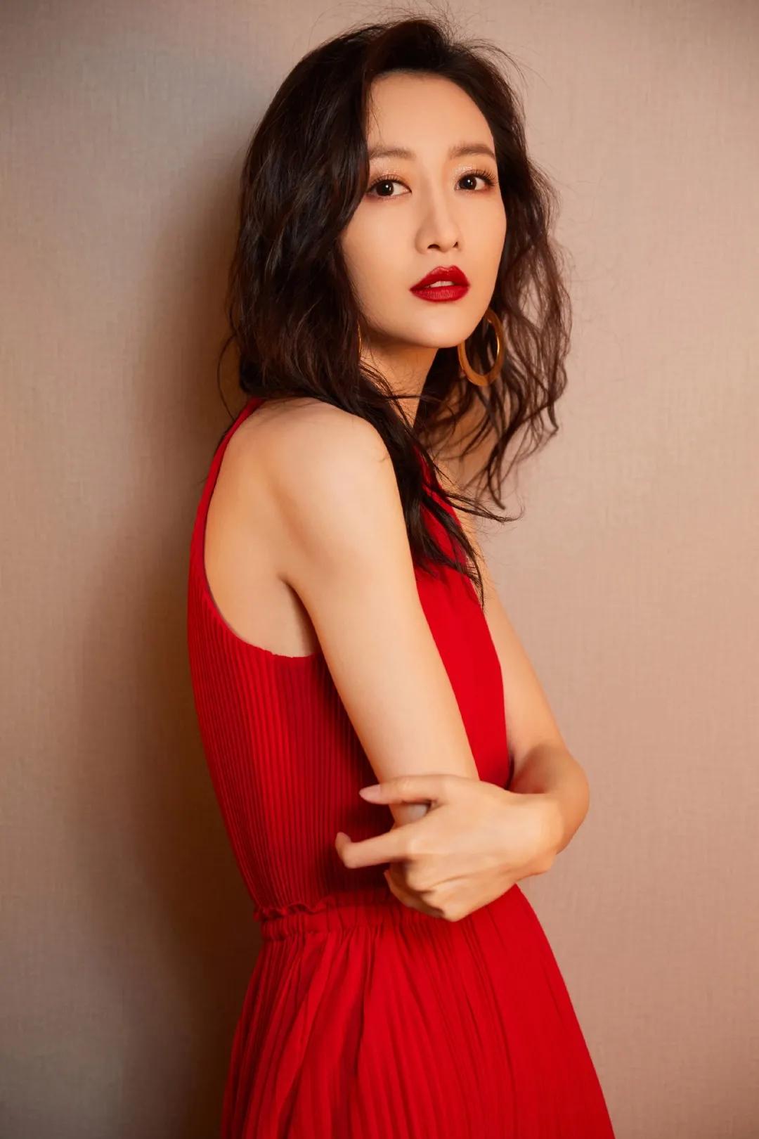 何穗冬天穿衣搭配技巧 (何穗的日常穿搭简单大方又有气质)