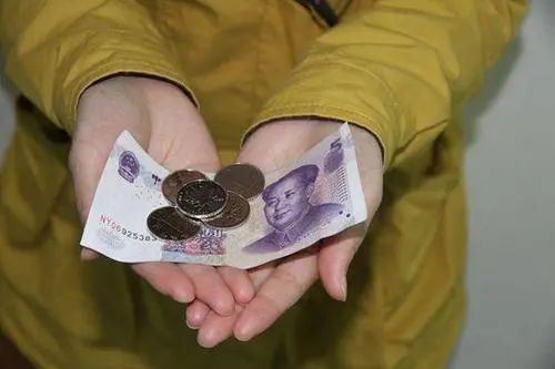 我爸有钱却要我努力赚钱,我爸很有钱一个月赚200元