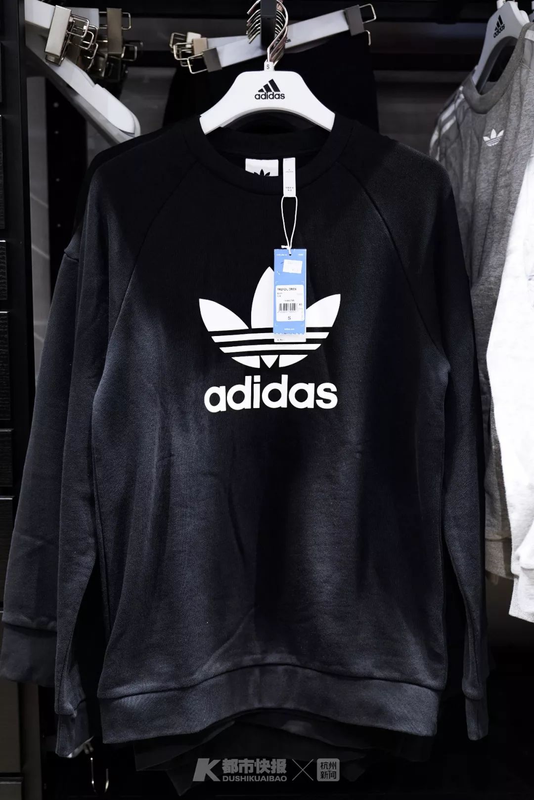 如何辨别耐克阿迪的真假,正品阿迪耐克的标有没有贴上去的