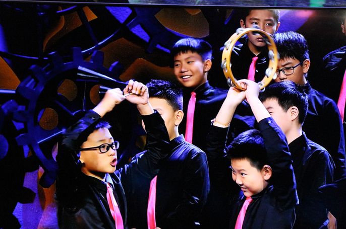 67名小男孩，靠身体打击模拟出雨声，最后的和声太震撼了