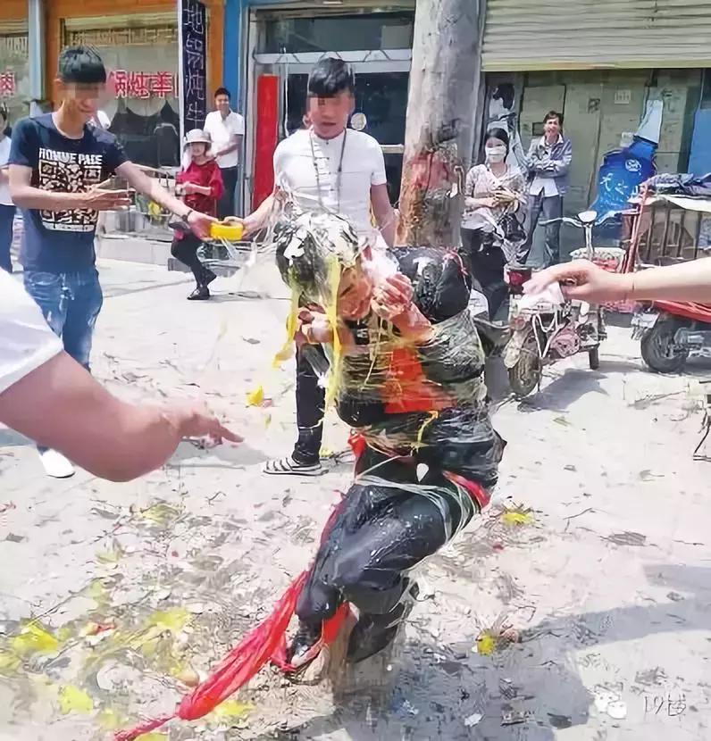 就不能好好结个婚吗？新郎被人用胶带绑路灯杆上泼调料，为啥？