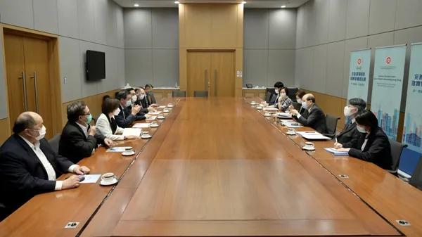 「速递」王毅与新加坡外长相会武夷山；20年了，81192,请返航！;港台退出所有奖项评选