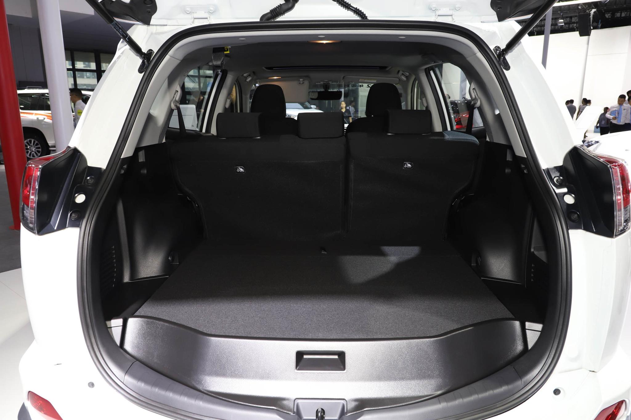 rav4荣放后备箱盖怎么修复,rav4荣放后排放下不平的解决方法