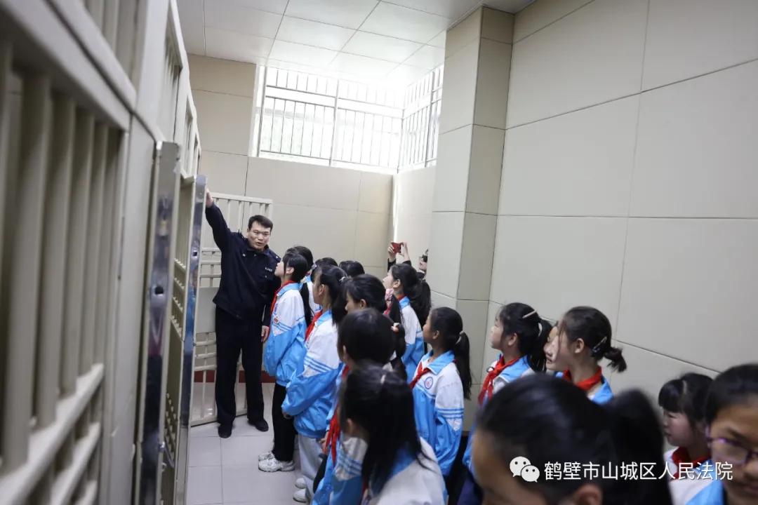 在孩子们的心中种下一个法治梦——山城区法院邀请第八小学学生参加“法院开放日”活动