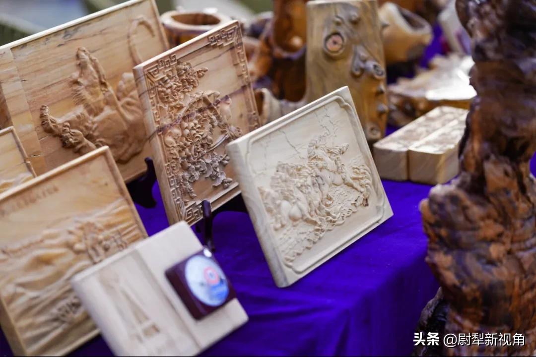 红色传承忆*党**史胡杨根雕迎华诞