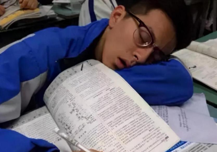 睡觉时脚踩空是不是意味着长高,睡觉时一脚踩空是什么征兆