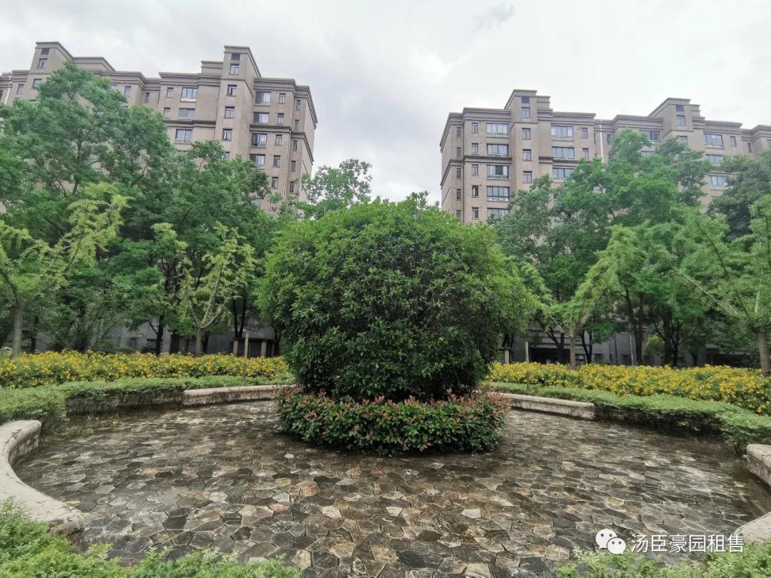 张江汤臣豪园四期新出精装修三房,业主自住保养不错,诚售1800W