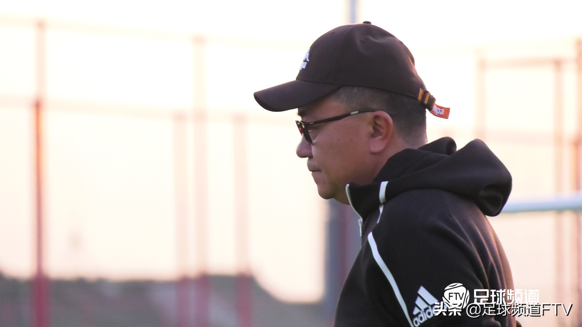 体育评论员董路,董路带领足球小将走进赛场