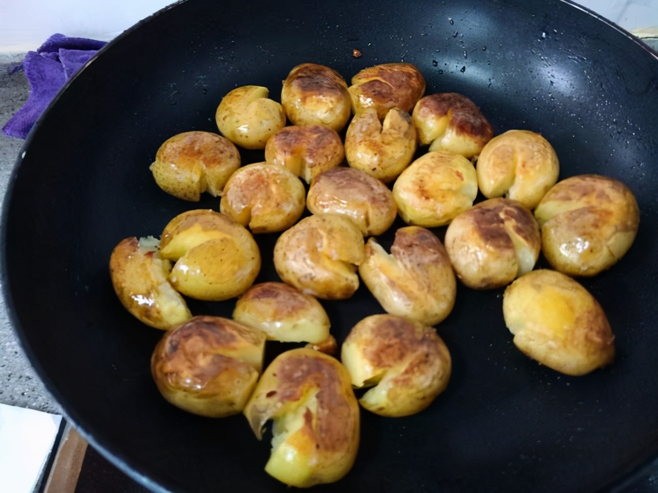 圆滚滚的小土豆抖音,超级小的土豆怎么吃