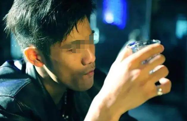 老公趁妻子不在，对岳母动手动脚，妻子一巴掌过去吓得跪地求饶