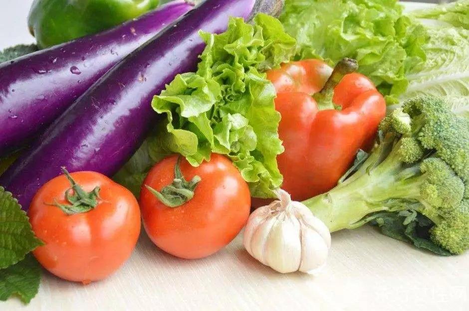 痛风该吃什么泡水喝能降尿酸,痛风吃什么碱性蔬菜