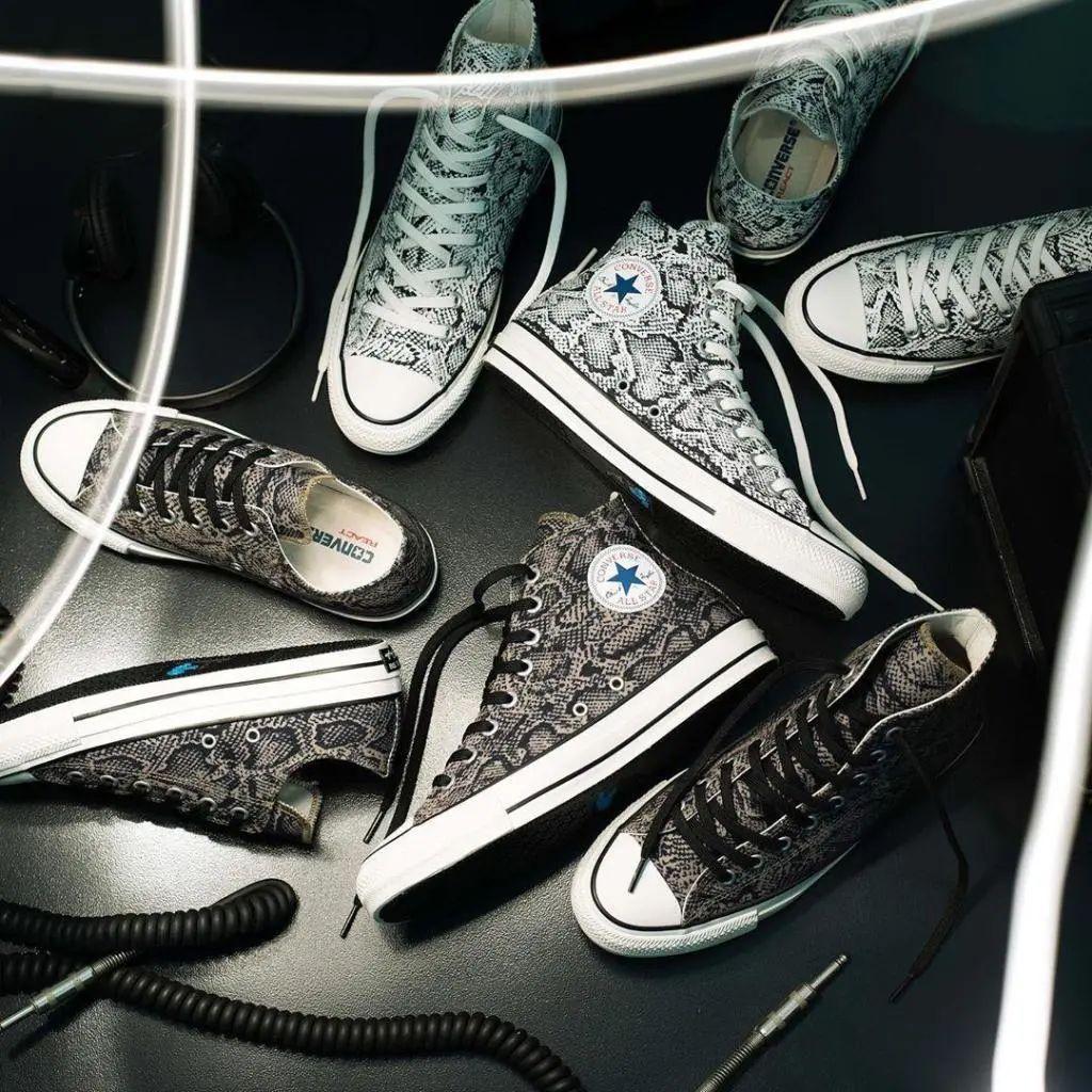 最近很火的一双蓝色帆布鞋,一双帆布鞋带你惊艳整个春夏