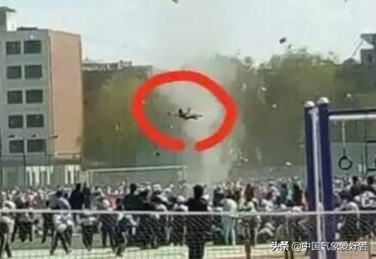 怪事？宁夏货车当街突然腾空翻转，分析：是这种神秘旋风所致