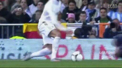 球王假装老人踢足球,内马尔假摔和c罗假摔哪个多