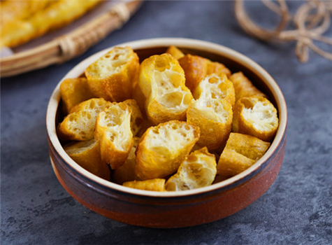 不用酵母也能炸出松软酥脆的油条,怎么用发酵粉炸出酥脆的油条