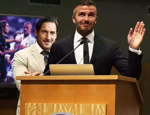 年轻时的贝克汉姆和维多利亚,贝克汉姆维多利亚为何拄拐杖