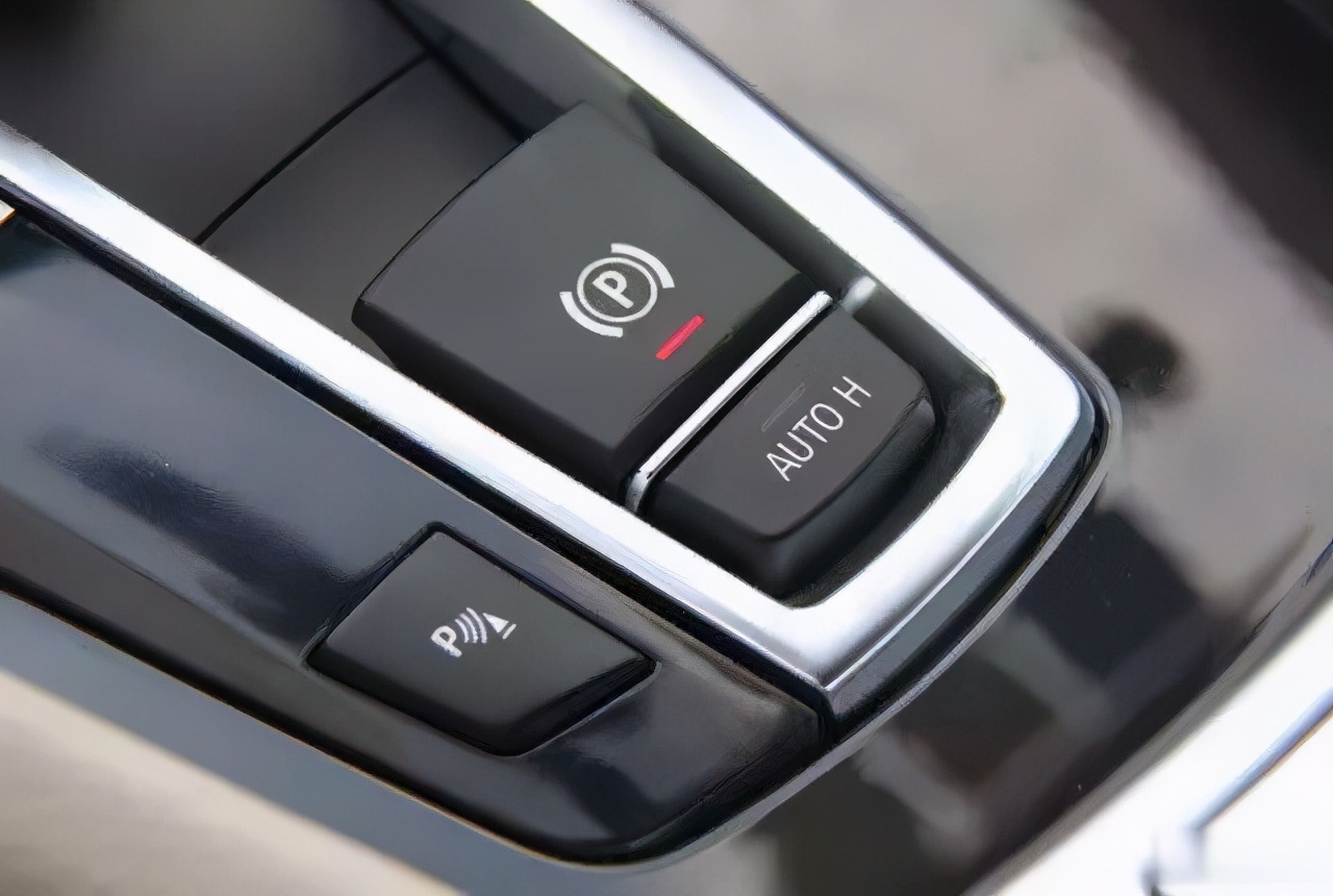 陡坡起步防止后溜的绝招,自动挡上坡起步会溜车是怎么回事