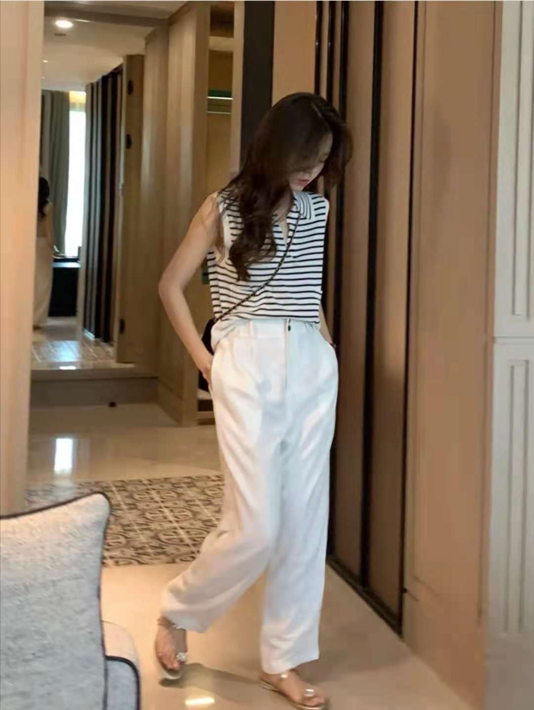 50岁白裤子搭什么上衣好看,米白宽腿裤子配什么上衣好看