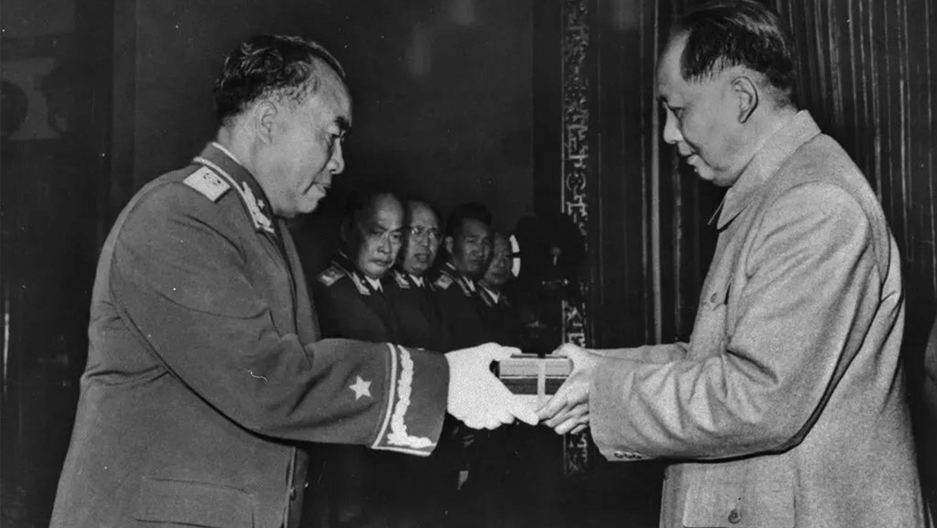 *德朱**作为开国元帅之首，元帅命令状却不是001号，001号究竟给了谁