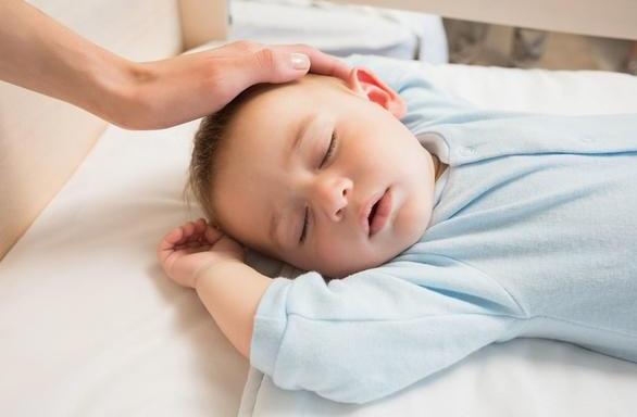 宝宝不小心摔到头要做什么检查,宝宝不小心从床上摔下来怎么安慰